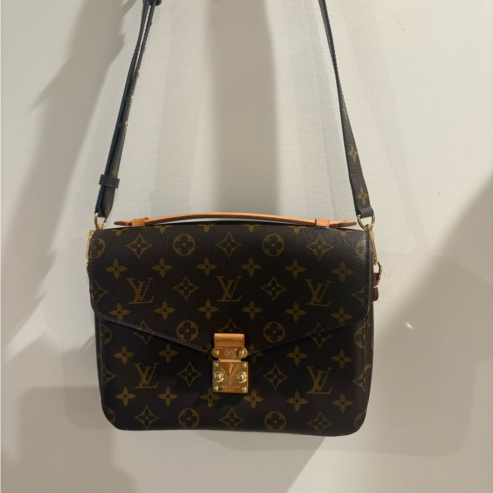 Louis Vuitton Pochette Métis – Authentic
